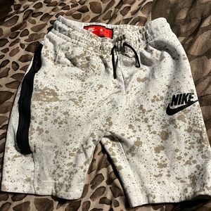 Nike shorts size boys medium